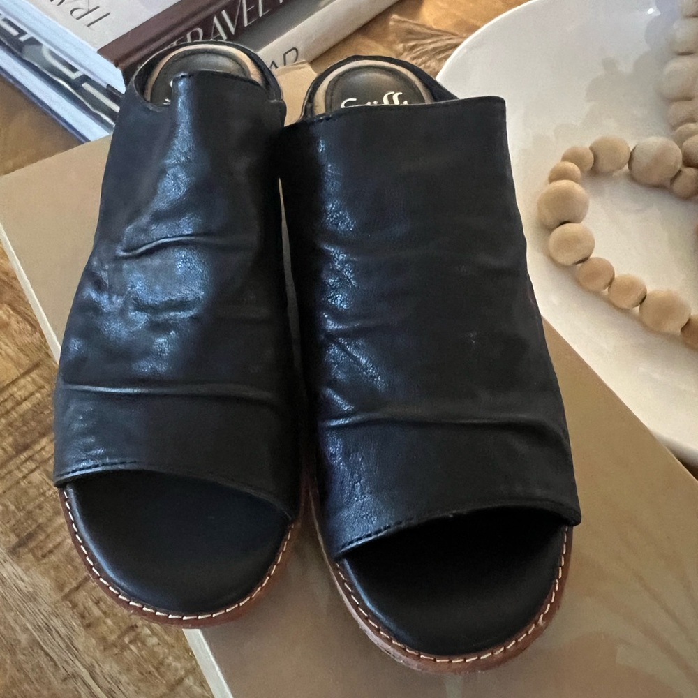 Sofft genuine leather slides